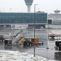 Drama na aerodromu u Minhenu: 500 putnika provelo celu noć zarobljeno u avionima zbog snega