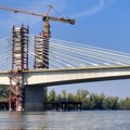 Na metar od spajanja: Peti novosadski most gotovo povezao obale Petrovaradina i Kaća, Fruškogorski koridor premostio Dunav…