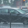 Nevreme u Novom Pazaru izazvalo izlivanje vode i štetu, poplavljene ulice
