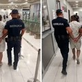 Ovo je osumnjičeni Turčin za ubistvo Ruskinje: Pripadnici UKP ga vode sa lisicama i pognute glave!