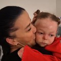 (Video) Mala Nađa je ostavljena u porodilištu jer je bolesna, a onda ju je videla Tatjana i postala njena mama! Priča o…
