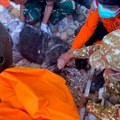Raste broj mrtvih u Indoneziji! Urušile se zgrade i kuće, ljudi u panici bežali ka brdima, scene su jezive: "Odjednom je…