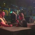 Nele Karajlić pao sa bine! Drama na samom početku koncerta, obezbeđenje odmah pritrčalo (video)