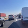 Lančani sudar na auto-putu Ruma–Šimanovci, ima povređenih, saobraćaj ka Beogradu u prekidu