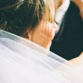 "Mene je moj suprug još jednom oborio s nogu." Mlada završila na podu, snimak viralan na TikToku