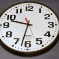 Noćas počinje zimsko računanje vremena, sat se pomera unazad