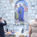 Danas je Sveta Petka, velika zaštitnica. Ukazuje se u crnom plaštu, a o čudima na Kalemegdanu i lekovitom izvoru kod Topole i…