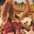 Snimak sa Oktoberfesta raznežio sve: Devojka ustala, pa zapevala čuvenu srpsku pesmu (VIDEO)