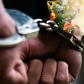 Uhapšene četiri osobe zbog paljenja jelke i isticanja natpisa - "Nova godina nije naš praznik"