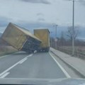 Snažno nevreme u Bosni: Leteli krovovi, nestalo struje, vetar oborio prlikolicu kamiona