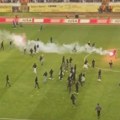 Veliki incidenti na utakmici između Hajduka i Dinama, domaći navijači upali u teren u nameri da napadnu pristalice kluba iz…