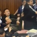 Масовна туча у тзв. Тајванском парламенту: Посланици задобили потресе мозга и тешке преломе (видео)