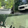 Drama kod Kosjerića Autobus pun turista iz Kine sleteo sa puta, svi su odmah evakuisani a nadležni izvlače vozilo (foto)