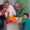 Devojka umrla na operaciji, njeni rođaci napali lekare: Pretukli hirurga, doktoru slomili ruku (VIDEO)