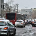 Poledica izazvala haos u mnogim delovima Beograda, svaki drugi poziv Hitnoj pomoći zbog pada na ledu