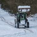 Karambol na auto-putu, traktoru otpao točak pa se zakucao u benzinsku pumpu - točak od 500 kila blokirao saobraćaj satima