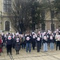 Učenici i profesori jedni uz druge: 15 minuta tišine ispred Prve kragujevačke gimnazije