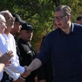 Vučić u Novom Momčilovu i Konjarniku, obilazi radove na obnovi kuća izgorelih u požaru