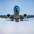 (Video) Zbog jednog snimka svi pričaju o Skijatosu Turisti jurili kofere po plaži dok je avion leteo tik iznad njihovih glava