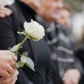 Tuga! Otac se srušio i umro dok su kovčeg njegovog sina unosili u kapelu: Pre 10 godina sahranio i blizance