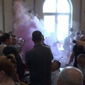 Prekinuta sednica Skupštine Zaječara: Opozicija bacila dimnu bombu i prskala biber sprejem