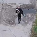 Jeziv snimak ubijanja civila u Ukrajini: Muškarac leži u lokvi krvi, žena pored bicikla, jedna žrtva sklupčana... (foto/video)…