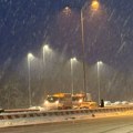 (Foto, video) Zavejani auto-put Miloš Veliki i Ibarska magistrala! Ekipe zimske službe na terenu: Tek sledi snežno nevreme