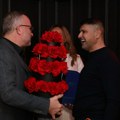 (Video) Bogati muž zavodi red: Nadica Ademov organizovala promociju, milioner došao pre svih, veštačko cveće na sve strane