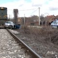 Voz udario u automobil na pružnom prelazu u Požarevcu, dve osobe povređene