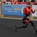 Posle prošlogodišnjih „povreda i lomova", na ovogodišnjem maratonu u Kini, robot je bio brži od pobednika