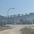 Амонијак шикљао из хладњаче, има повређених: Погледајте шта је наша екипа затекла јутрос у Гучи