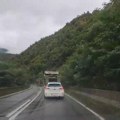 (Video) Jeziv snimak na putu za Zlatibor: Vozač iz Crne Gore pretiče čitavu kolonu vozila i to na mostu, na jednoj od…
