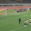 Nadrealna scena! Spremao se da brani penal, a onda mu se prečka srušila pravo na glavu! (video)