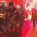 (VIDEO) Crveni tepih, baklje i "Tri poljupca za sreću": Biciklisti stigli u Užicu, priređen im doček