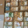 (Foto) Filmska istraga protiv Rusa se širi! U stanu u Baru nađeno 60.000 evra i gomila IT opreme