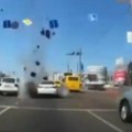 Deo ruske rakete pada pravo na autoput u Kijevu: Vozače su od smrti delili santimetri, ali imali su neverovatnu sreću (video)