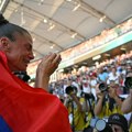 VIDEO Vuleta pala u zagrljaj čoveka kome duguje mnogo: Zastava Srbije i pobednički krug nakon zlata