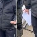 Pogledajte kako Hrvati maltretiraju srpske radnike: Trobojka u Vukovaru zabranjena, čak i na amblemu radne uniforme (video)