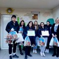 Učenici Ekonomske škole poklonili paketiće udruženju „Nurdor“ i „Dar za dečiji osmeh“