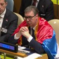 FOTO: Vučić se ogrnuo srpskom zastavom usred sednice UN
