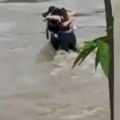 (Video) Grle se dok bujica divlja oko njih: Potresan prizor troje mladih pre nego što su nestali u poplavama u Italiji, dve…