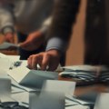Izborna noć – Lista oko SNS-a proglasila pobedu u većini opština i gradova, u toku brojanje glasova