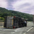 Kamion se prevrnuo na auto-putu kod Predejana: Poznato stanje vozača