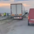 Prvi snimci stravične nesreće! Sudarila se dva kamiona, a kombi između njih (video)