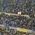 ''Delija'' na stadionu Đuzepe Meaca: Navijač Crvene zvezde ušao na stadion i okačio zastavu crveno-belih (foto)