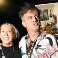 (Foto) prozori bez zavesa i gitara na zidu: Sergej Trifunović prijavio Isidoru za nasilje, a pogledajte kako izgleda stan u…