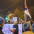 Iz Pionirskog parka bačene flaše i kamenice! „Protest nije više studentski“