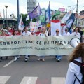 Grupa zaposlenih u predškolskim ustanovama i studenata u blokadi protestuje u centru Beograda (foto)