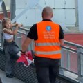 VIDEO Letonski redari oduzeli srpsku zastavu na poluvremenu