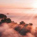 Nakon svežeg jutra i prolaznog naoblačenja očekuje nas toplije vreme Od četvrtka temperature se menjaju i dolazi snažan…